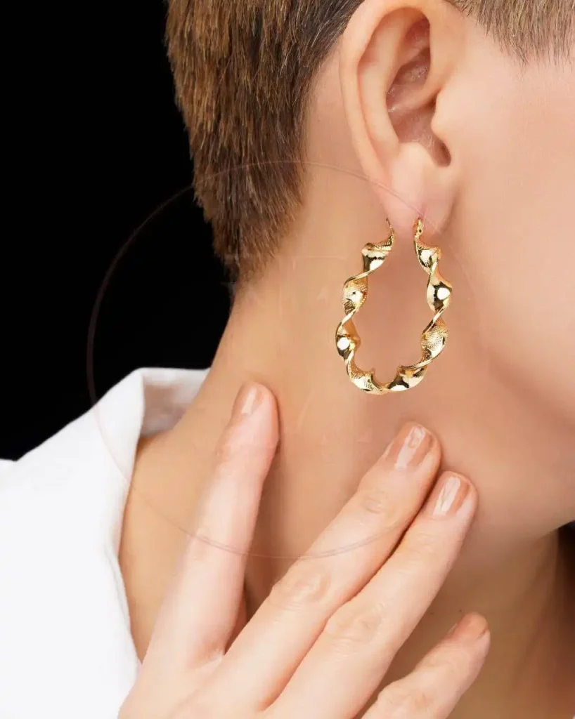 گوشواره گلد براوِرا (Gold Bravera) مدل حلقه‌ای موج‌دار با بافت طلایی براق