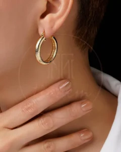 گوشواره “گلد لاینورا” حلقه‌ای بافت‌خطی مینیمال