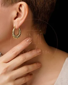 گوشواره حلقه‌ای طلایی مینیمال با بافت پره‌ای برجسته | طراحی خاص و وزن سبک