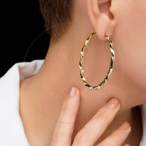 گوشواره گلد براورا | حلقه‌ای تراش‌دار طلایی سبک و براق