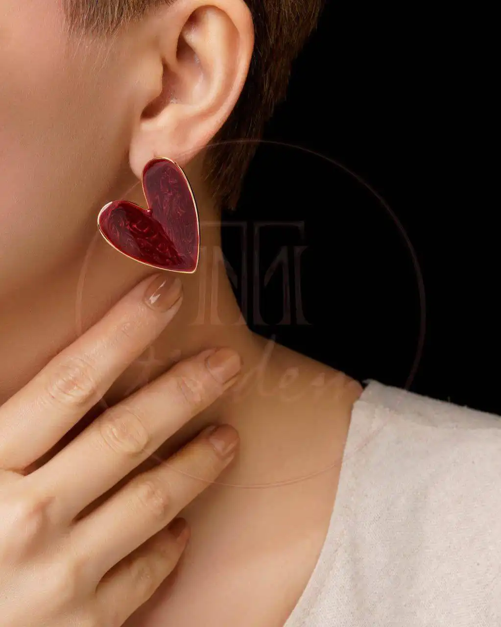 گوشواره مینیمال قلب قرمز با فریم طلایی | طراحی خاص و چشمگیر