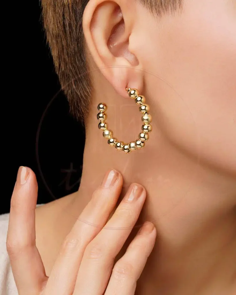 گوشواره حلقه‌ای طلایی مینیمال با مهره‌های کروی براق | طراحی متفاوت و سبک