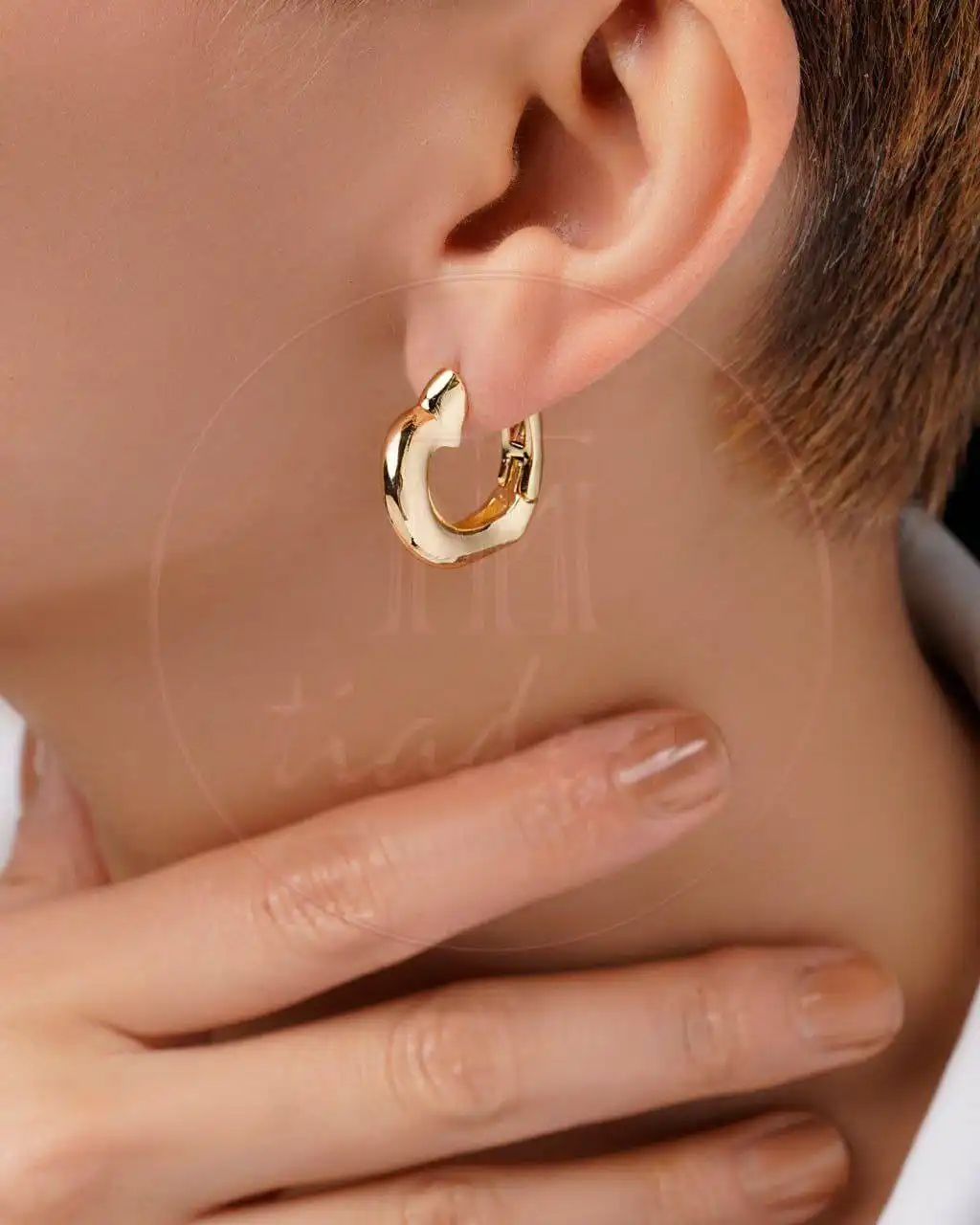 گوشواره حلقهای گلد سوفتکرو با طراحی مینیمال براق و فرم کروی