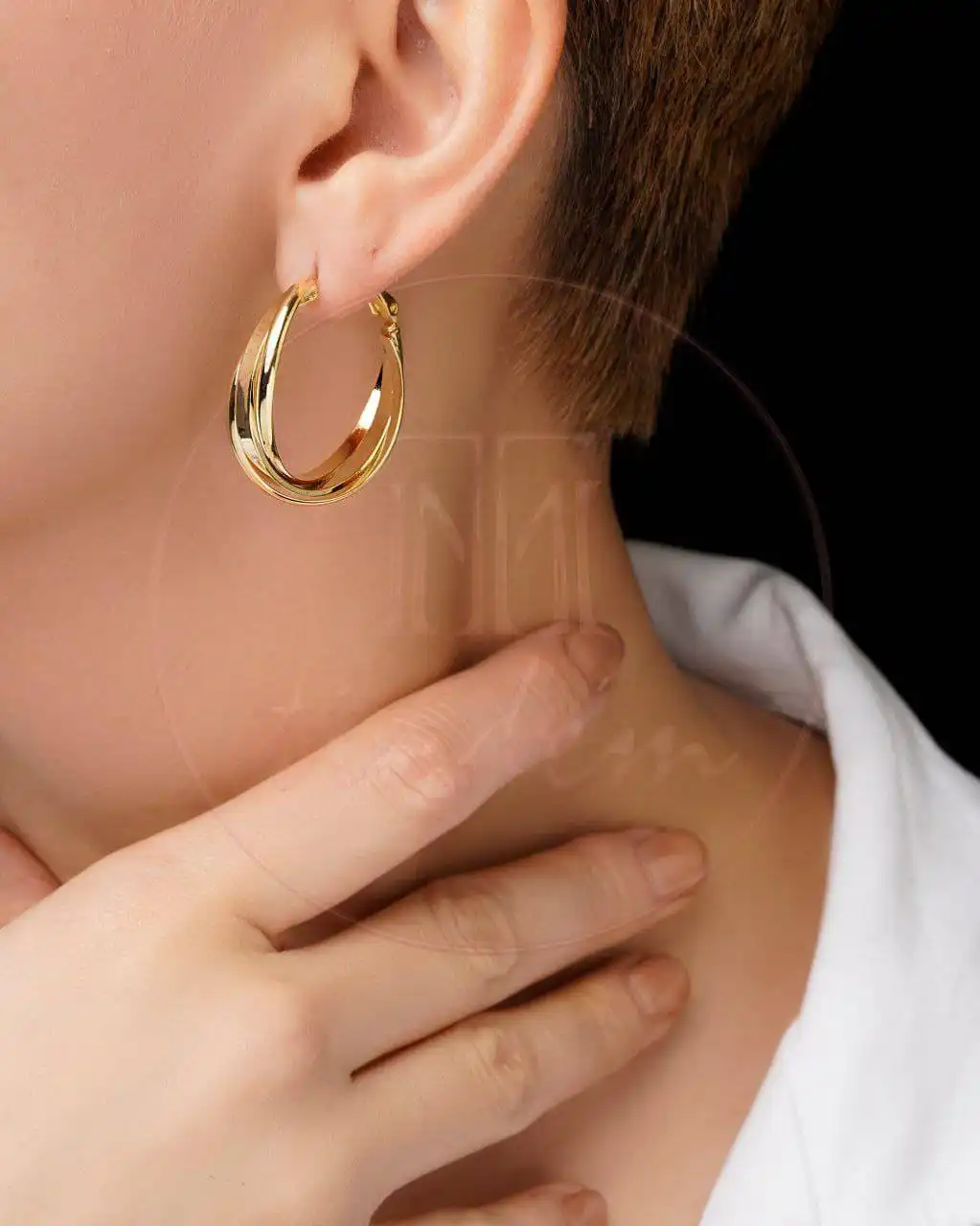گوشواره حلقهای فرم موجدار براق با آبکاری طلا | سبک، راحت و باکیفیت