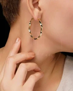 گوشواره حلقه‌ای طلایی با تراش چندوجهی براق | سبک، چشمگیر و مینیمال