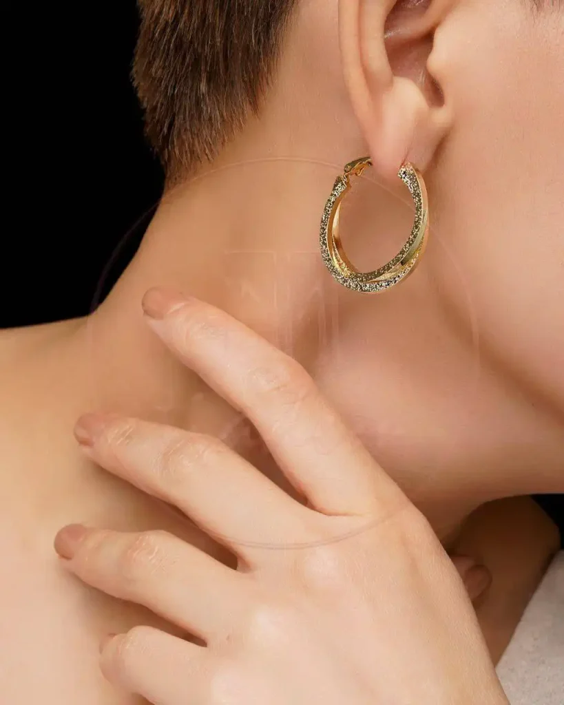 گوشواره حلقه‌ای طلایی مینیمال با سطح براق و بخش سندبلاست درخشان | سبک و چشمگیر