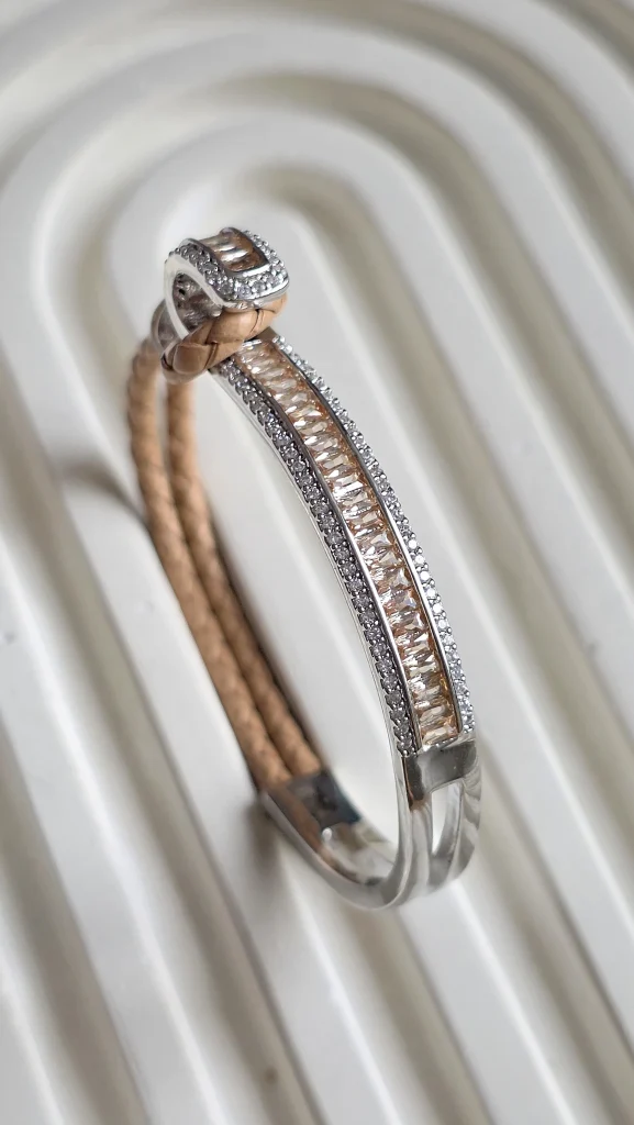 دستبند شایلین آبکاری رادیوم چرم شکلاتی نگین گرادینت طلایی