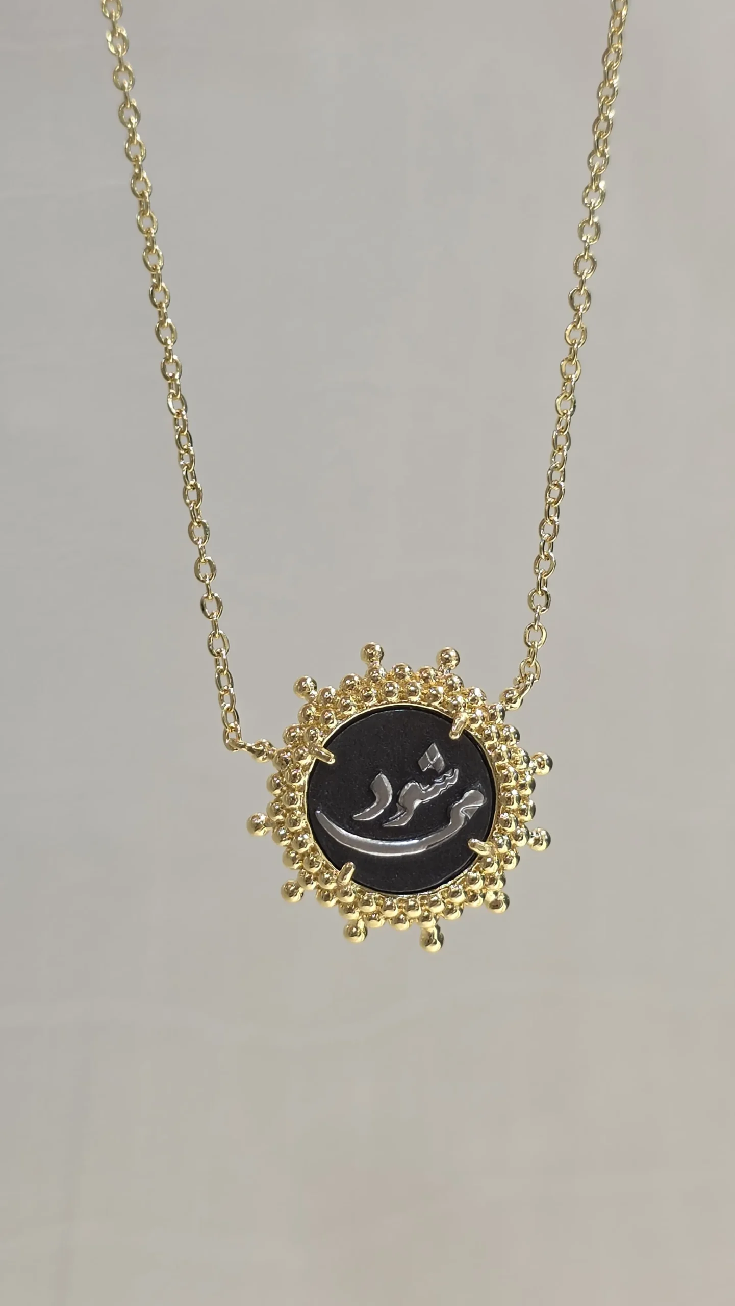 گردنبند آبکاری طلا طرح می شود