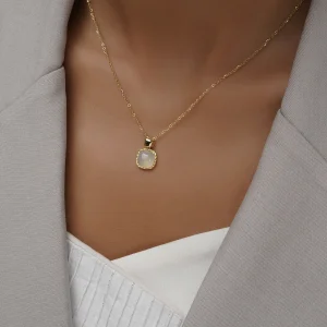 گردنبند طرح طلا مینیمال مدل مربع کلاسیک