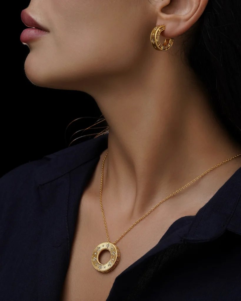 نیم ست طلایی طرح حلقه با نگین سفید