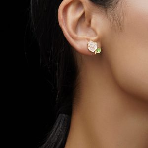 گوشواره میخی میناکاری گل رز صورتی